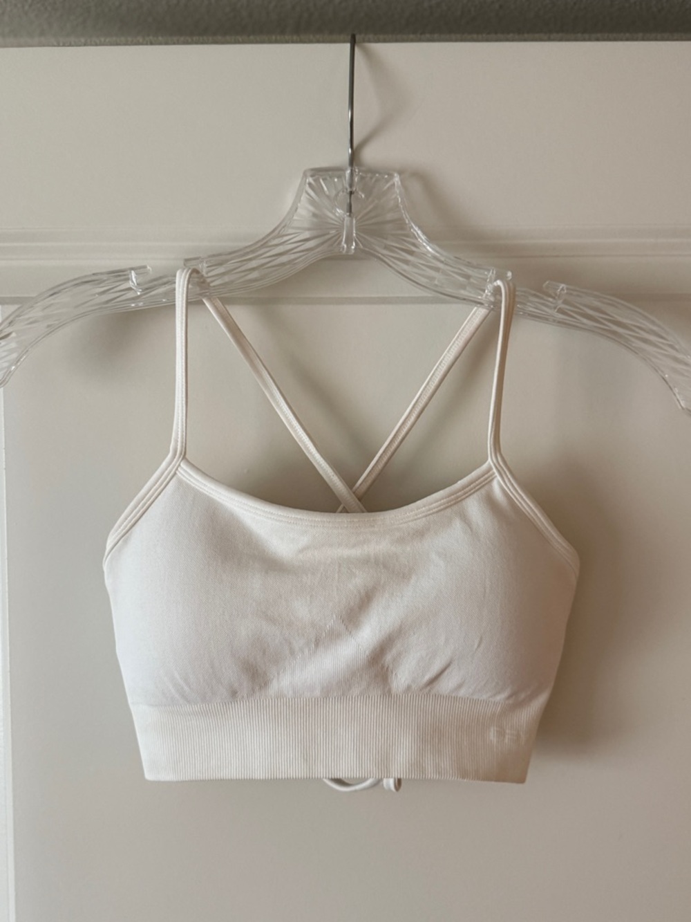 DFYNE Dynamic White Strappy Seamless Backless Sports Bra